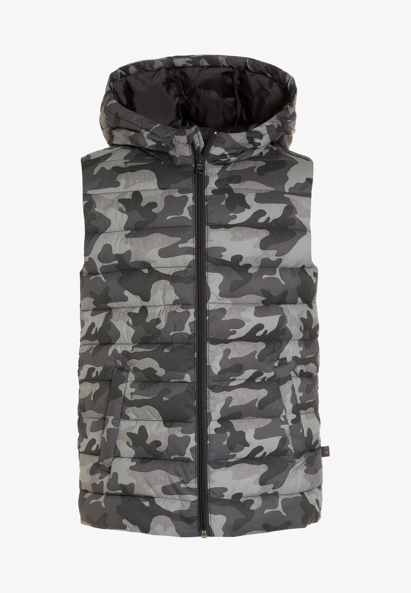 Vadderad kamouflageväst i nyanser av grått och svart, med huva, framdragkedja och sidofickor. Har en quiltad textur.