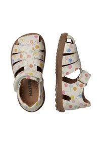 Leder-Sandalen mit weißem Grund, die mit einem mehrfarbigen Kirschmuster versehen sind. Sie haben ein offenes Zehendesign, einen verstellbaren Riemen und eine strukturierte Gummisohle.