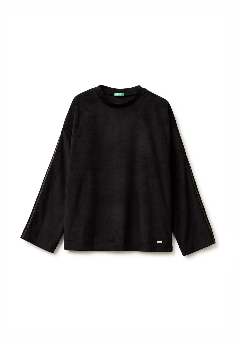 Černá mikina z měkké, texturované látky. Má dlouhé rukávy, kulatý výstřih a nenápadnou značkovou cedulku na spodním lemu.