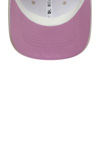 Fioletowa czapka z płaskim daszkiem, beżowym wnętrzem i teksturowanym materiałem. Posiada szwy i metkę wewnątrz. Lekka i wytrzymała konstrukcja.