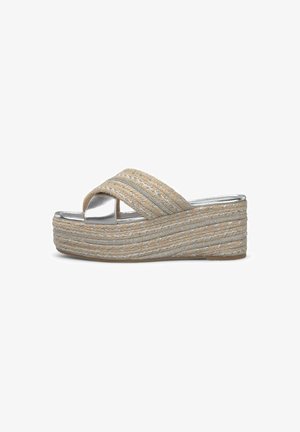 Geweven stro platform sandalen met metalen accenten, voorzien van een kruisstropdesign, natuurlijke beige kleur en een gestructureerd oppervlak.