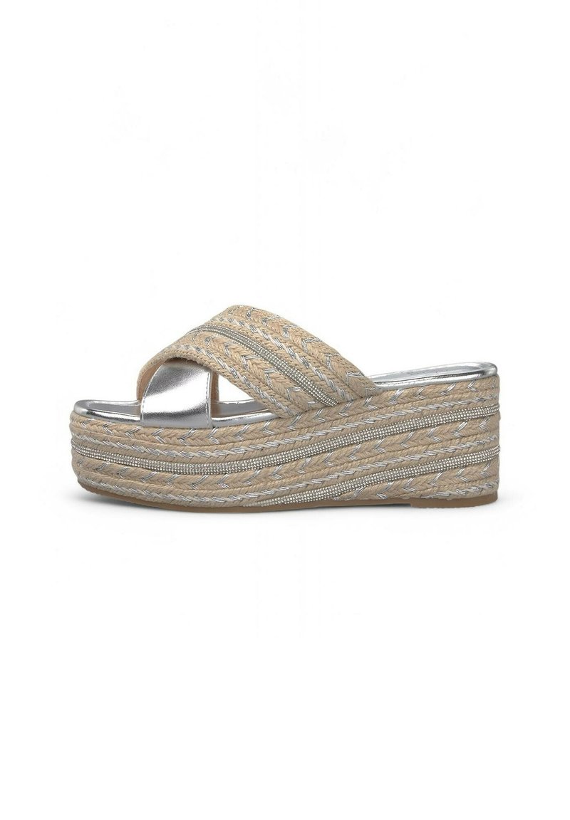 Sandales à plateforme en paille tissée avec des accents métalliques, présentant un design à brides croisées, en couleur beige naturel et avec une surface texturée.