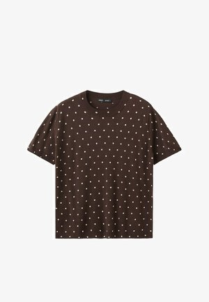 Brązowy sweter z krótkim rękawem, wykonany z dzianiny, z jasnobeżowymi kropkami w groszki i prążkowanym okrągłym dekoltem.