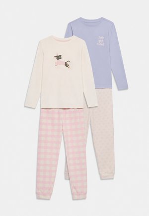 Deux ensembles de pyjamas pour enfants à manches longues, un crème avec un chien et un pantalon à carreaux rose, un lavande avec texte "Little Best Friends" et un pantalon clair à motifs.