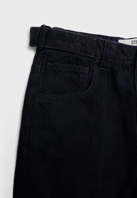 Tummansinisiä farkkuja, joissa on vyötärönauha, etutasku ja klassisia ompeluyksityiskohtia. Materiaali on sileä.