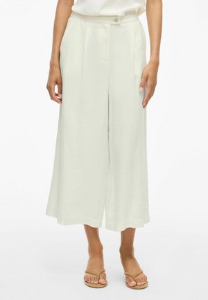 Pantaloni a gamba larga verde chiaro realizzati in tessuto morbido, con vita alta, pieghe, chiusura con un bottone e tasche laterali.