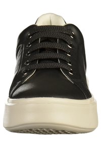 Sneaker en cuir noir avec des lacets texturés noirs, semelle en caoutchouc blanche et surface supérieure lisse. Design à lacets avec un bout arrondi.