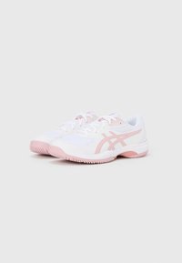 Weiße Sportschuhe mit pinkfarbenen Akzenten, ausgestattet mit einem Mesh-Obermaterial, Gummisohle und symmetrischem Schnürdesign für sicheren Sitz und Komfort.