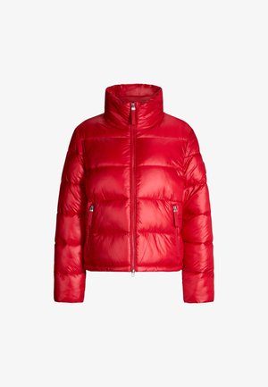 Czerwona kurtka puchowa z wysokim kołnierzem, zamkiem błyskawicznym i bocznymi kieszeniami. Materiał ma błyszczące wykończenie i charakteryzuje się poziomymi pikowanymi sekcjami.