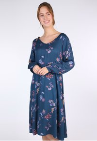Langärmliges, V-Ausschnitt-Kleid aus tiefblauem Stoff mit floralem Druck in verschiedenen Farben. Ausgestellte Silhouette und strukturiertes Design.
