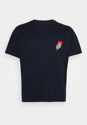 Granatowy t-shirt z krótkim rękawem z okrągłym dekoltem i kieszonką na piersi, ozdobiony czerwonym okręgiem i białym wzorem liścia.