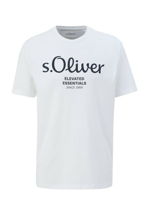 T-shirt bianca in cotone con maniche corte, dotata di un grande logo stampato in nero e del testo "s.Oliver ELEVATED ESSENTIALS SINCE 1969" sul davanti.