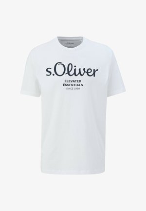 Witte katoen t-shirt met korte mouwen, voorzien van een groot zwart gedrukt logo en de tekst "s.Oliver ELEVATED ESSENTIALS SINCE 1969" op de voorkant.
