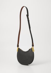 Sac à épaule en cuir noir avec une forme courbe, accents en matériel doré et une sangle réglable en marron. Comprend une fermeture éclair et une surface texturée.