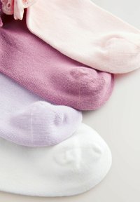 Quattro paia di calzini alla caviglia in colori chiari: rosa pallido, lavanda, lilla e bianco, realizzati in un morbido materiale a maglia testurizzata.