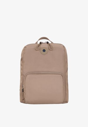 Mochila de tela beige con un asa superior, bolsillo frontal con cremallera y detalle de logo circular. Textura suave y forma rectangular. Cierre con cremallera.