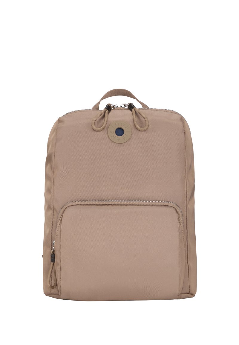 Mochila de tela beige con un asa superior, bolsillo frontal con cremallera y detalle de logo circular. Textura suave y forma rectangular. Cierre con cremallera.