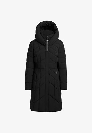 Cappotto piumino nero con cappuccio, caratterizzato da un design trapuntato, cuciture diagonali e una chiusura anteriore con zip e un tassello personalizzato.