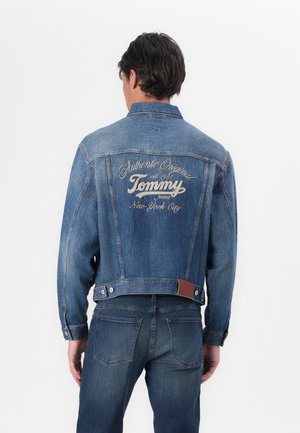 PLEATED TRUCKER JACKET - Jeansjacke - denim medium