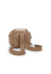 Brun rektangulær crossbody taske lavet af tekstureret stof, med et top håndtag, justerbar rem og sølv hardware accenter.