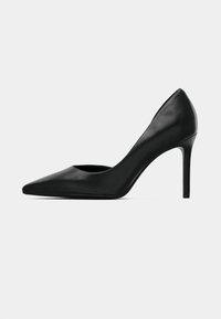 Escarpin noir en cuir à talon haut avec un bout pointu et une silhouette élancée. Texture lisse et talon stiletto effilé.