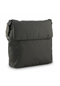 Bolsa de mensajero de tela verde oscuro con cierre de solapa, correa ajustable, logo en relieve y textura suave. Diseño compacto para uso diario.