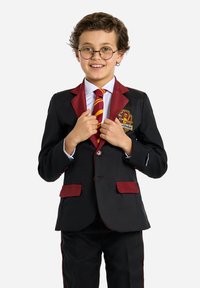 Črn blazer z maroon detajli, bela srajca in tirasta rdeča in rumena kravata. Vsebuje logotip Gryffindor in usklajene hlače z oblogo.