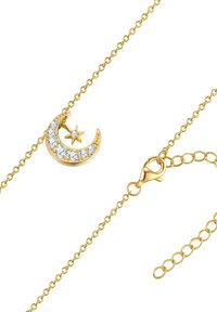Collana color oro con pendente a forma di mezzaluna incastonato di pietre trasparenti e un piccolo accento a forma di stella, dotata di chiusura a gancio a molla.