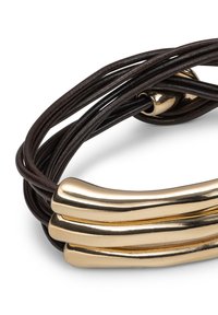 Bracelet en cuir marron foncé avec des brins entrelacés, comportant trois accents métalliques lisses de couleur dorée. Design élégant et minimaliste.