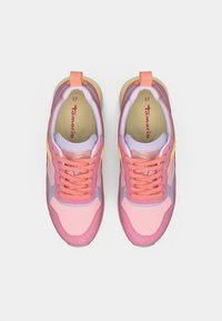 Ροζ και μωβ αθλητικά παπούτσια με πλέγμα και σουέντ υλικά, διαθέτοντας στρογγυλή μύτη, επενδυμένο κολάρο και ξεχωριστή κίτρινη σόλα.