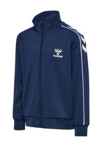 Marineblå zip-up jakke lavet af blødt stof med høj krave, hvide chevronstriber på ærmerne og et lille brandlogo på brystet.