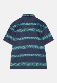 Férfi rövid ujjú gombos ing, navy alapú, textúrált teal és sárga cikk-cakk mintázatokkal, vízszintes csíkok mentén.