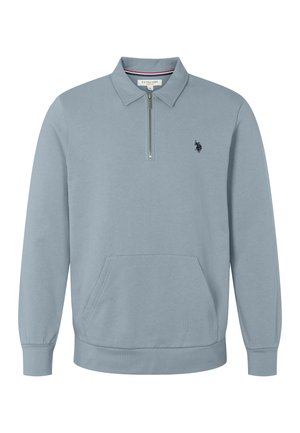 Svijetloplavi pulover dugih rukava s ovratnikom, polu-zip prednjim dijelom, kengurudžepom i malim tamnim izvezenim logom konja na lijevoj strani prsnog koša.