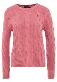 Pull en maille torsadée rose pâle. Comprend un col rond, des poignets et un ourlet côtelés. Petit logo brodé sur la poitrine. Texture douce.