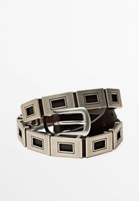 Cintura con una fascia in pelle scura e accenti metallici rettangolari, dotata di una fibbia argentata. I rettangoli sono contornati, migliorando la texture e il design.