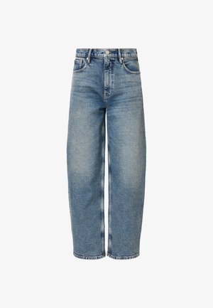 Pantalones vaqueros de denim azul claro con un corte relajado, cintura alta, piernas rectas y un ligero desvanecimiento. Presentan un diseño clásico de cinco bolsillos y cierre de botón en la parte frontal.