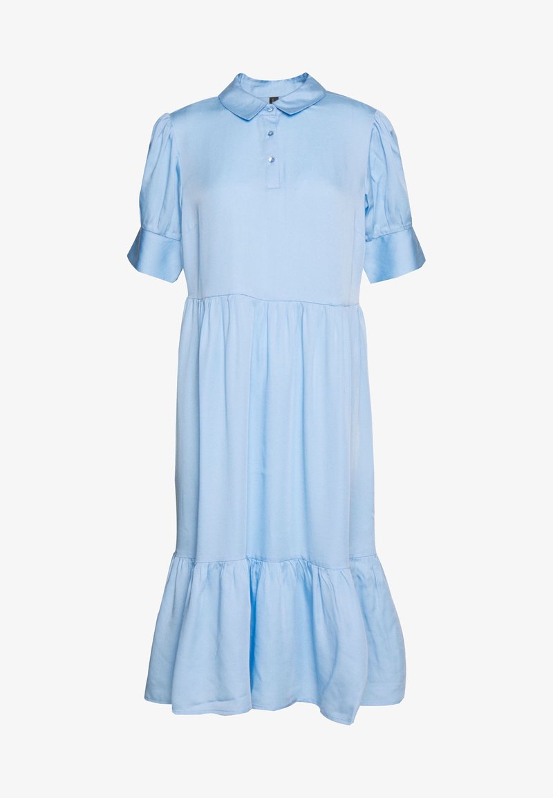 Abito azzurro chiaro realizzato in tessuto morbido, con colletto, maniche corte a sbuffo e una gonna a strati con orlo arricciato.