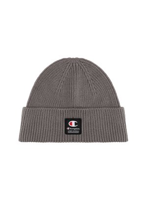 Berretto grigio in maglia con texture a coste, risvolto, e una toppa nera rettangolare con il logo Champion in rosso e bianco.
