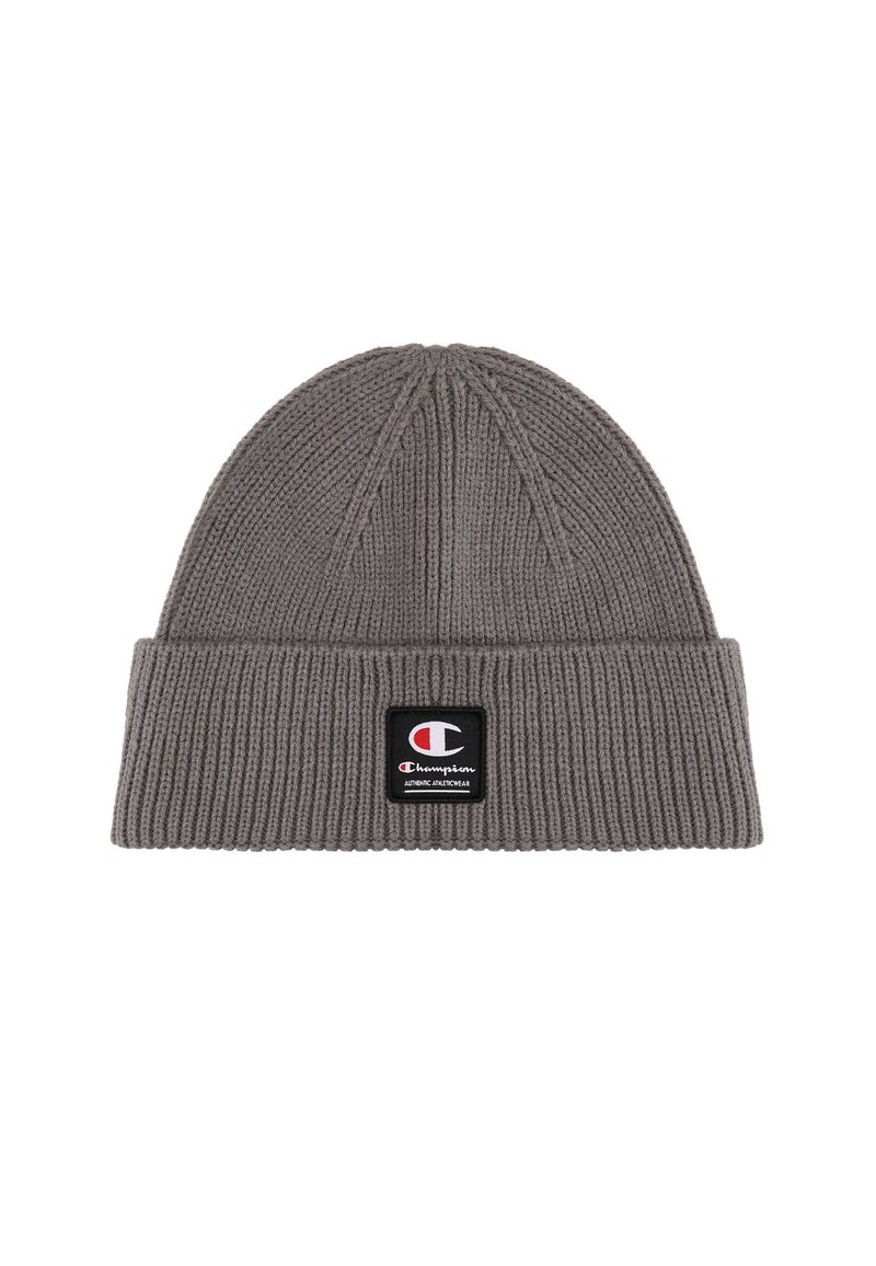 Berretto grigio in maglia con texture a coste, risvolto, e una toppa nera rettangolare con il logo Champion in rosso e bianco.
