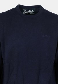 Maglione lavorato a maglia blu navy con scollatura a girocollo, caratterizzato da un sottile logo "St. Barth" sul petto in filo abbinato. Texture morbida.