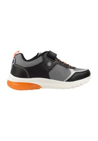 Scarpa sportiva nera e grigia con una tomaia texturizzata, dettagli arancioni e una cinghia in velcro. Presenta una suola bianca ammortizzata e una punta arrotondata.