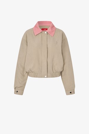 Jachetă bej scurtă, cu talie elastică, guler roz din catifea cord, închidere cu capse și mâneci lungi cu manșete prevăzute cu capse.