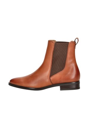 Brun læder ankel Chelsea-støvle med elastisk sidepanel og trækflap, lav stablet hæl og spids tå på hvid baggrund.