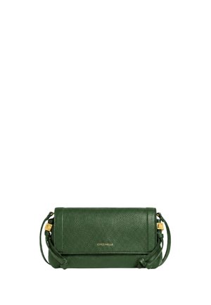 Pochette in pelle verde scuro con logo dorato, chiusura a patta e nappine decorative ai lati.