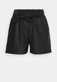 Shorts en simili cuir noir avec une taille élastique, une ceinture ajustable à nouer et une texture lisse. Présente une coupe décontractée et des bords ourlés.