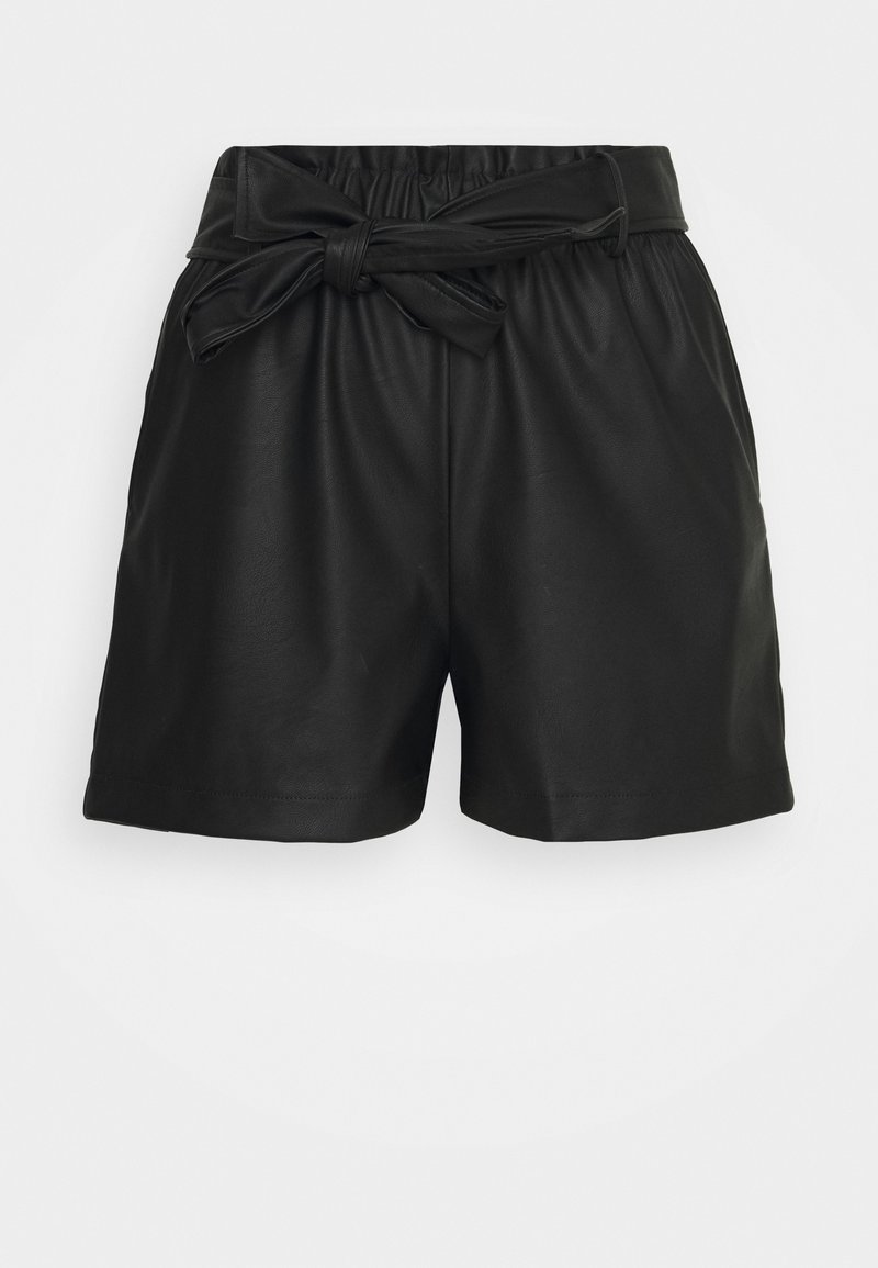 Shorts en simili cuir noir avec une taille élastique, une ceinture ajustable à nouer et une texture lisse. Présente une coupe décontractée et des bords ourlés.