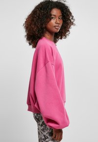 Urban Classics OVERSIZED TRIANGLE CREW NECK - Melegítőfelső - brightviolet