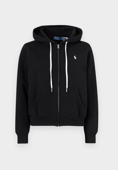 Μαύρο φούτερ με φερμουάρ, λευκά κορδόνια, δύο μπροστινές τσέπες, ριμπ μανσέτες και μικρό λευκό λογότυπο παίκτη πόλο στο στήθος.