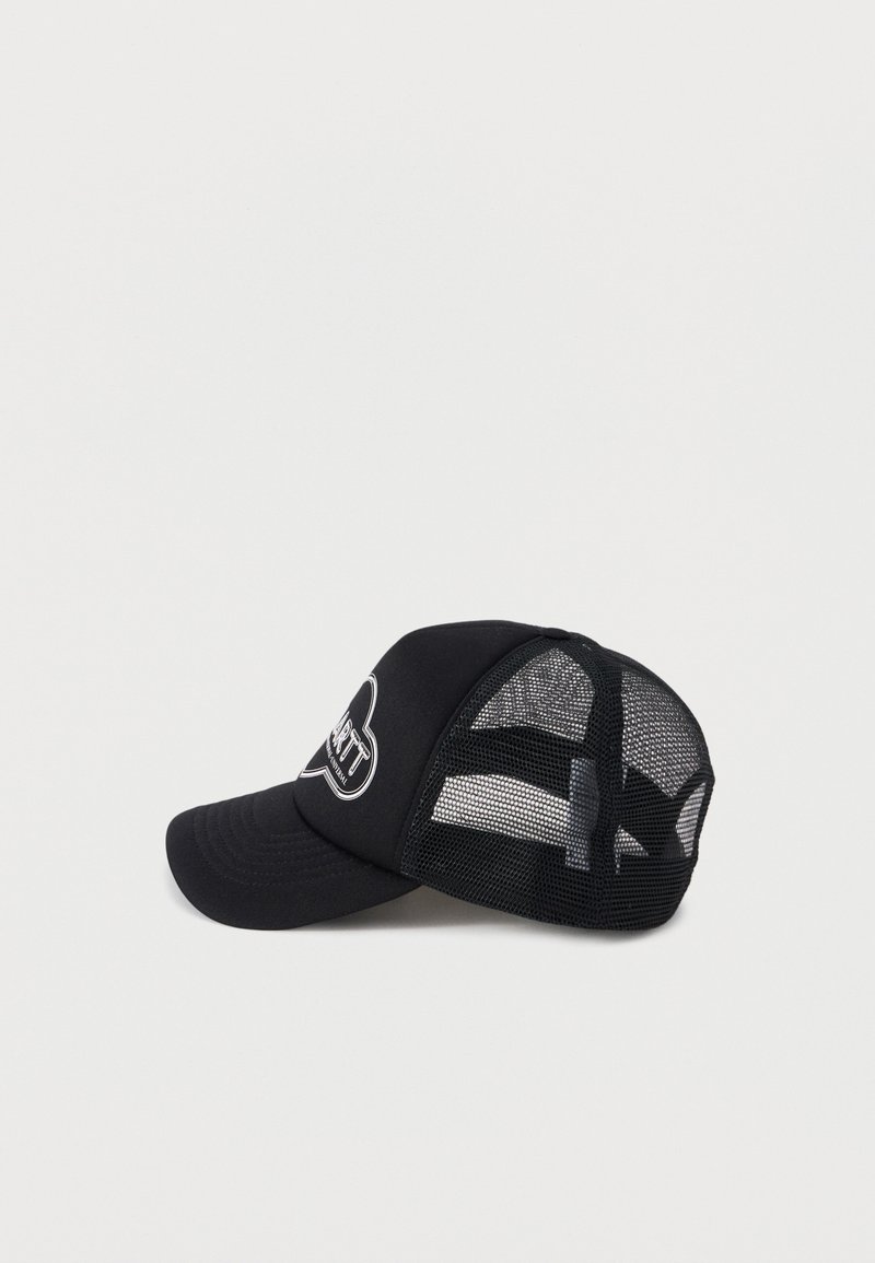 Casquette de baseball noire avec dos en maille et écusson de logo blanc à l'avant, présentée sur un fond gris clair uni.