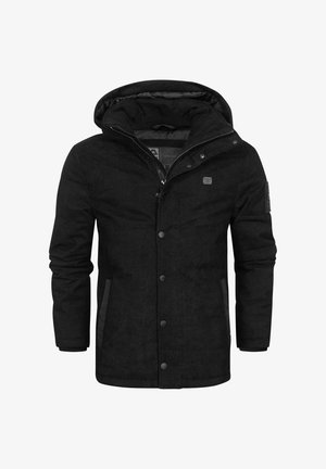 Černá bunda na zip s kapucí, vyrobená z texturované tkaniny, s patentkami a bočními kapsami. Obsahuje emblém na levém rukávu.